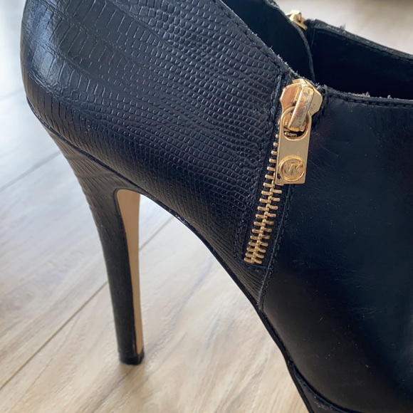 Michael Kors - Size 9 Women’s Black High Heel - Picture 3 of 3
